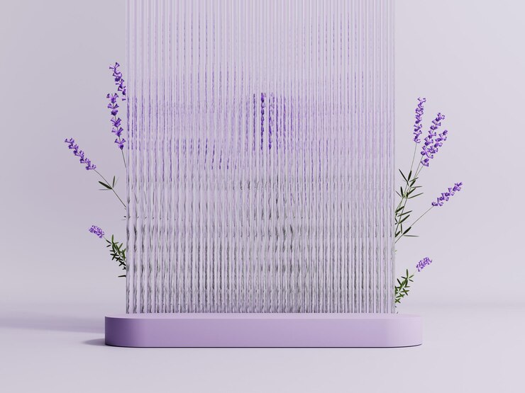 Espositore sul podio con fiori di lavanda su sfondo viola pastello Vetrina rendering 3d