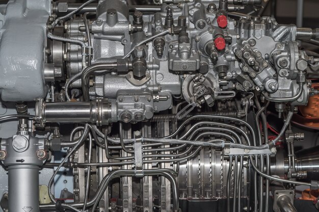 Esposizione dettagliata di un motore a turbina.