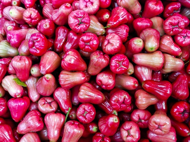 Esposizione di frutta fresca mela rosa o jambu airon in vendita al mercato