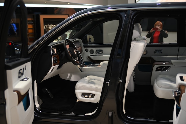 Esposizione di nuove auto presso la BMW Welt. Elementi interni Rolls-Royce Cullinan.