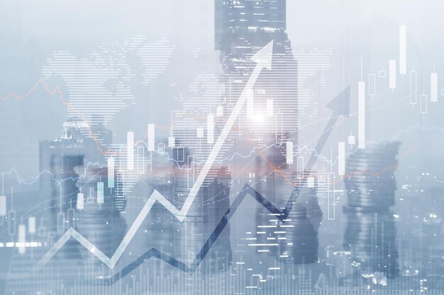 Esposizione multipla dell'ologramma del grafico finanziario creativo virtuale sullo sfondo di pile crescenti di monete