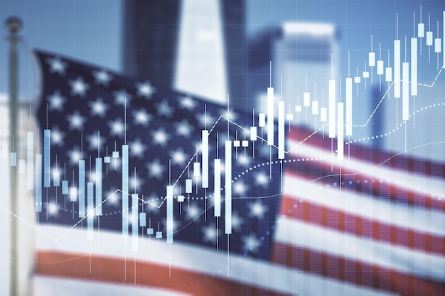 Esposizione multipla dell'ologramma grafico finanziario creativo virtuale sulla bandiera degli Stati Uniti e sul concetto di analisi e ricerca di sfondo di grattacieli sfocati
