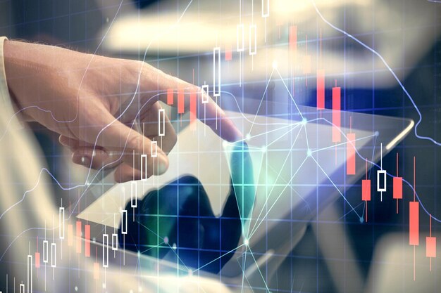 Esposizione multipla delle mani dell'uomo che tengono e utilizzano un telefono e un disegno di grafici finanziari Concetto di analisi di mercato