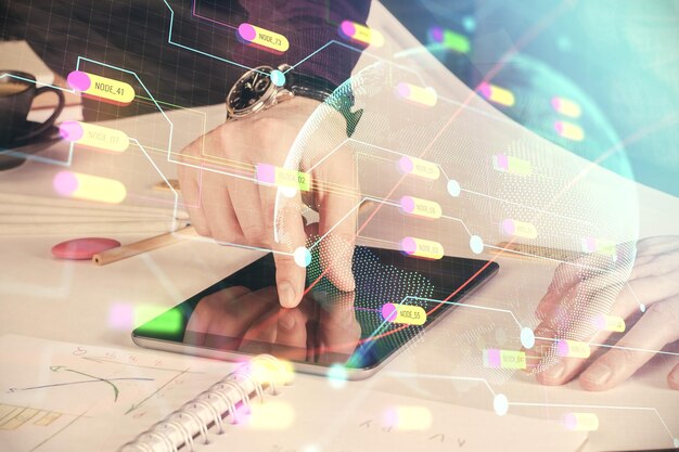 Esposizione multipla delle mani di un uomo che tiene e utilizza un dispositivo digitale e disegno di una mappa Concetto commerciale internazionale