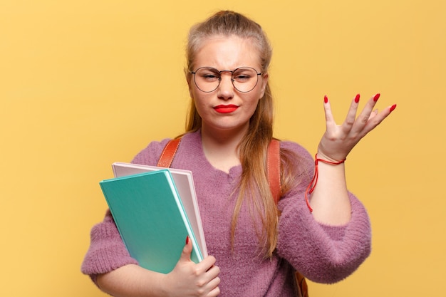 Espressione confusa o preoccupata della giovane donna graziosa. concetto di studente