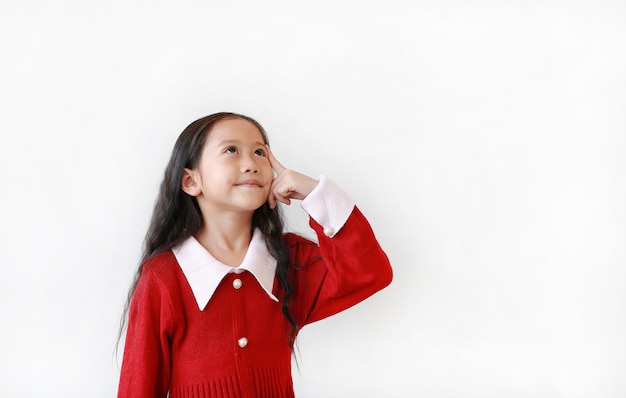 Espressione di pensiero della bambina e indicare la sua testa su fondo bianco