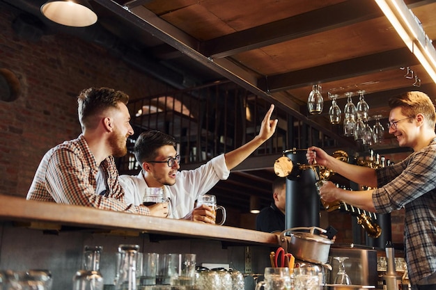 Espressione facciale Persone in abiti casual seduti al pub