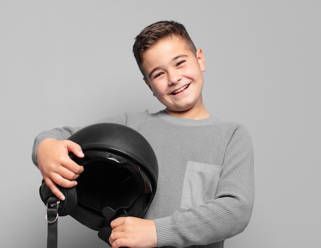 Espressione felice del ragazzino. concetto di casco da moto