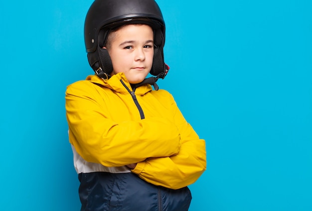 Espressione felice del ragazzino. concetto di casco da moto