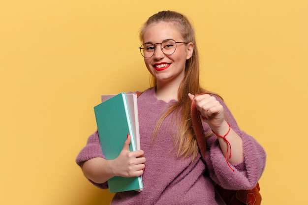 Espressione fiera della giovane donna graziosa. concetto di studente