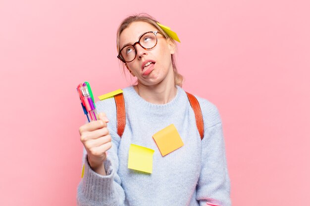 Espressione triste di giovane studentessa carina