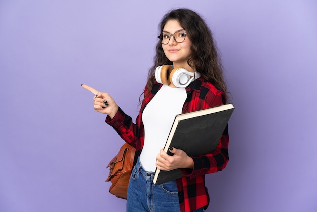 Espressiva giovane bella ragazza in posa