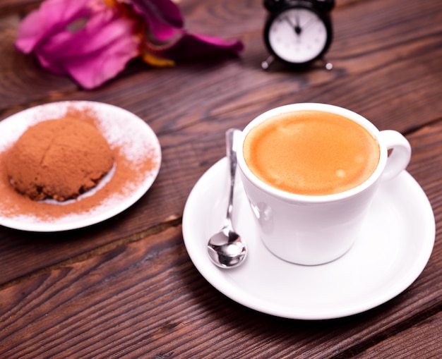 Espresso in una tazza bianca con piattino