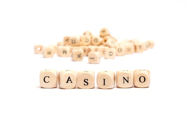 Esprima con i dadi sul casinò bianco del fondo