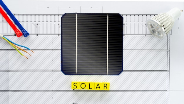 Esprima il solare scritto sui blocchi di legno gialli con la pila solare, la lampadina principale ed i cavi