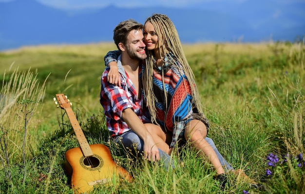 Esprimere sentimenti musica country appuntamento romantico amici felici con chitarra western campeggio escursionismo amicizia falò canzoni uomini suonano la chitarra per ragazza coppia innamorata trascorre il tempo libero insieme