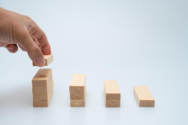 Esprimere vari concetti come domino e affari usando il legno jenga