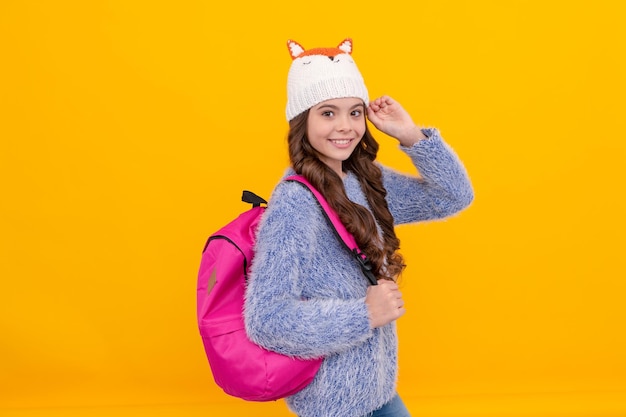 Esprimi emozione positiva inverno moda bambino positivo con i capelli ricci in cappello torna a scuola