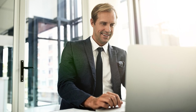 Essere esperti di tecnologia è un elemento essenziale per gestire la tua attività Foto di un uomo d'affari che usa il suo laptop