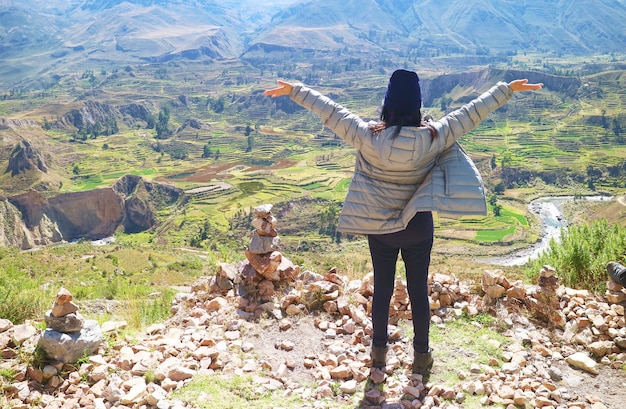 Essere femminile impressionante con incredibili terrazze agricole nel Canyon del Colca della regione di Arequipa in Perù