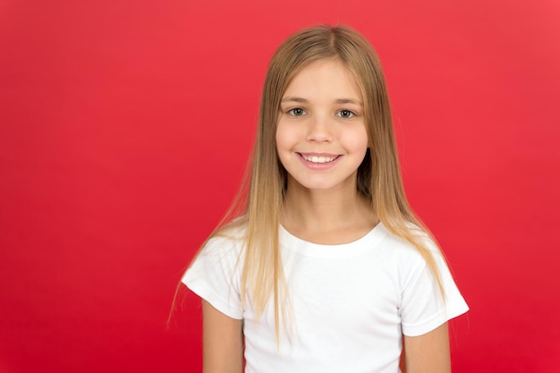 Essere naturali è più elegante. Carino piccolo modello di moda. Bambina di moda. Bambina alla moda. Piccola ragazza con look alla moda. Bambina con lunghi capelli biondi in stile moda, copia spazio.