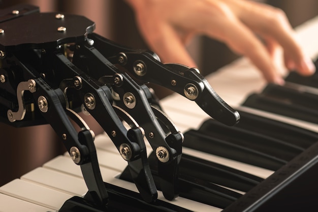 Essere umano con protesi della mano neurale suonare il pianoforte