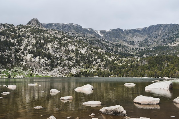 Estany de Malniu in una giornata nuvolosa a La Cerdanya