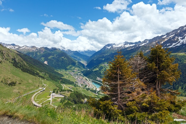 Estate Alpi vista montagna dal passo del San Gottardo (Svizzera)