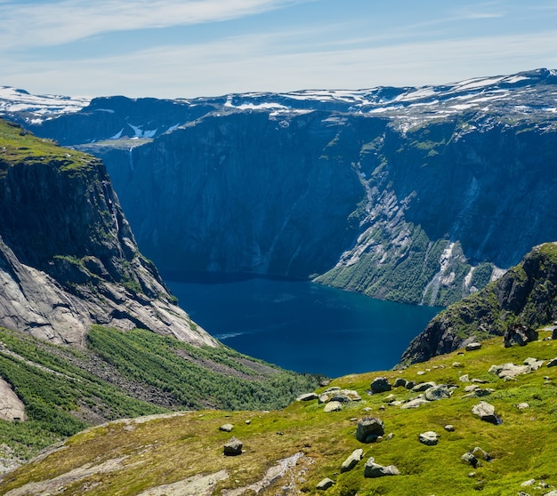 Estate altopiano degli altopiani di Roldal e paesaggio montano del lago Ringedalsvatnet
