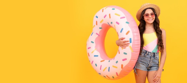 Estate bambino felice spiaggia ragazzo in cappello di paglia e occhiali da sole con ciambella anello gonfiabile vacanze estive Banner di estate bambino ragazza in costume da bagno studio intestazione poster con spazio di copia