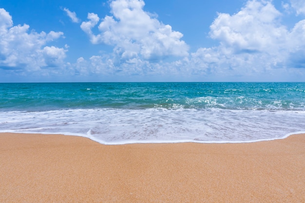 Estate e relax concetto, spiaggia di sabbia e mare blu paesaggio natura in cielo blu