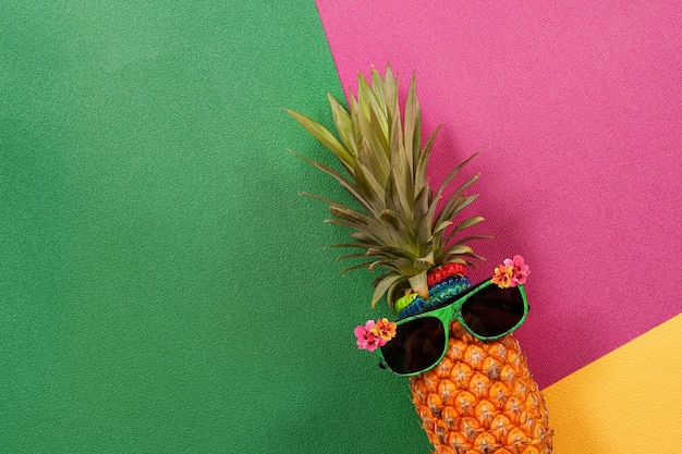 Estate e vacanze conceptHipster Ananas Accessori moda e frutta su sfondo colorato