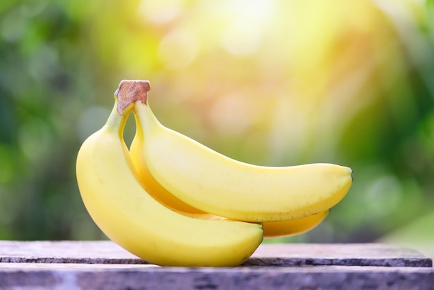 Estate fresca della frutta della banana sul giardino della natura e di legno