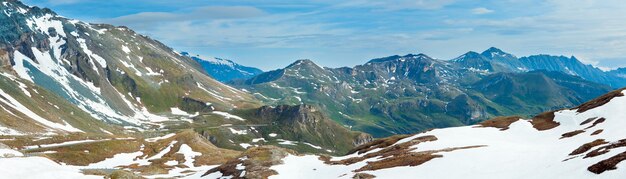 Estate (giugno) Montagna delle Alpi e strada tortuosa (vista dalla Strada alpina del Grossglockner). Un'immagine composita di tre colpi.