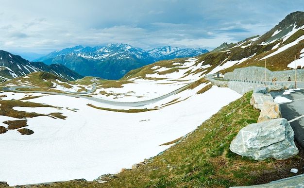 Estate, giugno panorama della montagna delle Alpi, vista dalla strada alpina del Grossglockner.