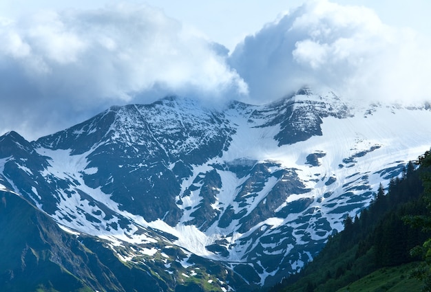 Estate, giugno Vista delle cime delle montagne delle Alpi dalla Strada alpina del Grossglockner