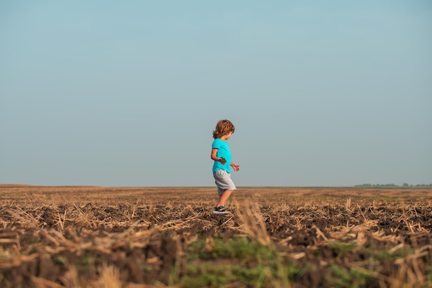 Estate in campagna Natura e stile di vita dei bambini