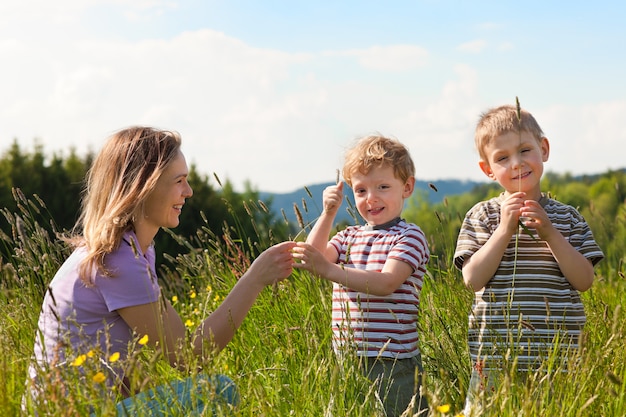 Estate in famiglia - giocando sul prato