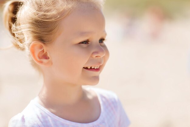 Estate, infanzia, felicità e concetto di persone - felice bella bambina ritratto all'aperto