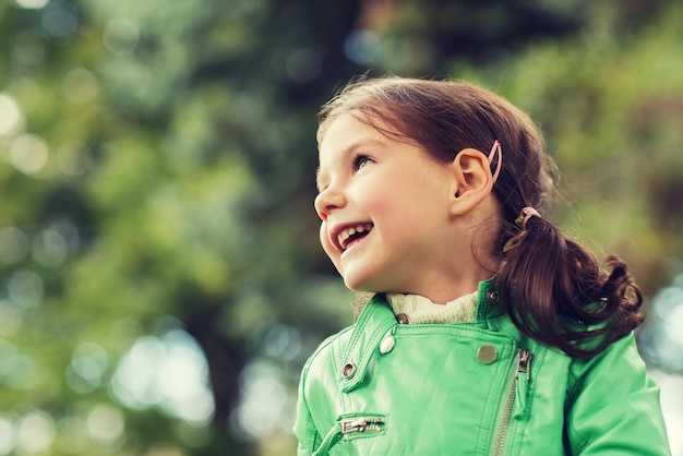 estate, infanzia, felicità e concetto di persone - felice bellissima bambina ritratto all'aperto