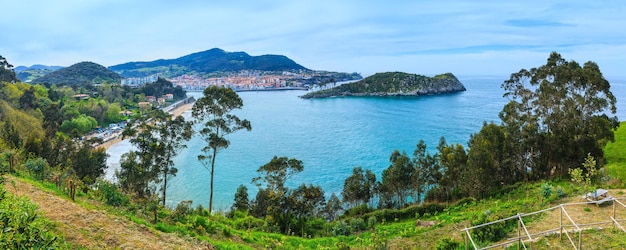 Estate Lekeitio città costa e isola di San Nicolas (isla de San Nicolas), Biscaglia, Spagna. Tutte le persone non sono riconosciute.