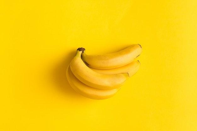 Estate minimalista dello spazio della copia di strato di disposizione del fondo giallo della banana