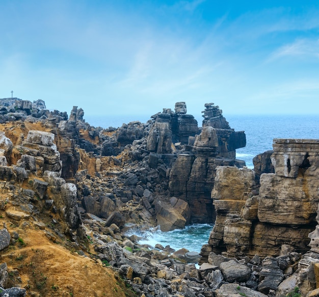 Estate Oceano Atlantico costa rocciosa paesaggio Peniche Portogallo