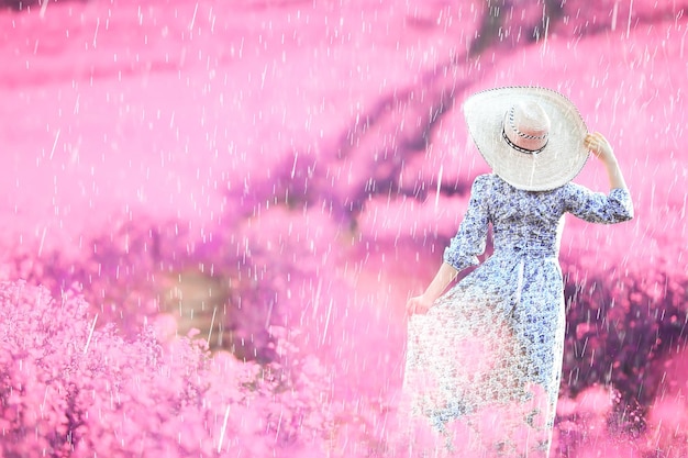 estate pioggia campo ragazza fiori, bella giovane donna in campo primaverile con fiori felicità libertà