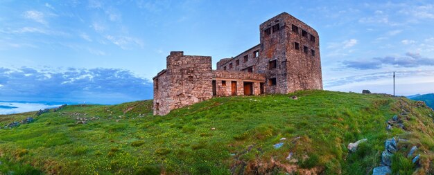 Estate Pip Ivan cima della montagna con fortezza - rovine dell'osservatorio (Chornogora Ridge, Carpazi, Ucraina)