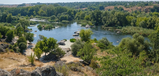 Estate Pivdennyi Buh Southern Bug river in Myhiya Mykolayiv Regione Ucraina Paesaggio del fiume con costa rocciosa