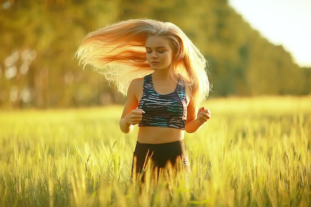 estate ragazza che corre natura / giovane adulto atletico ragazza snella jogging, natura, freschezza bellezza estate