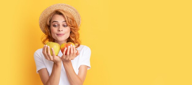 Estate ragazza tenere mela Bellezza donna isolato viso ritratto banner con mock up copia spazio ragazza affamata con mela frutta vitamina e dieta donna in cappello di paglia mangiare cibo sano