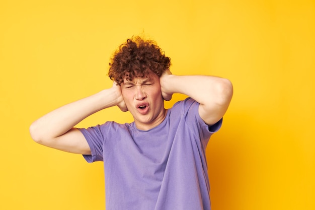 Estate ragazzo dai capelli rossi in posa stile moda sfondo giallo