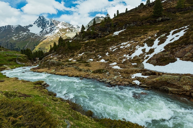 Estate ruscello di montagna delle Alpi sulla strada per Kaunertal Gletscher (Austria, Tirolo).